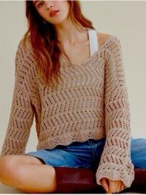 American Eagle M Chunky Knit Neutral Tan Crochet Style Cropped V-Neck Sweater